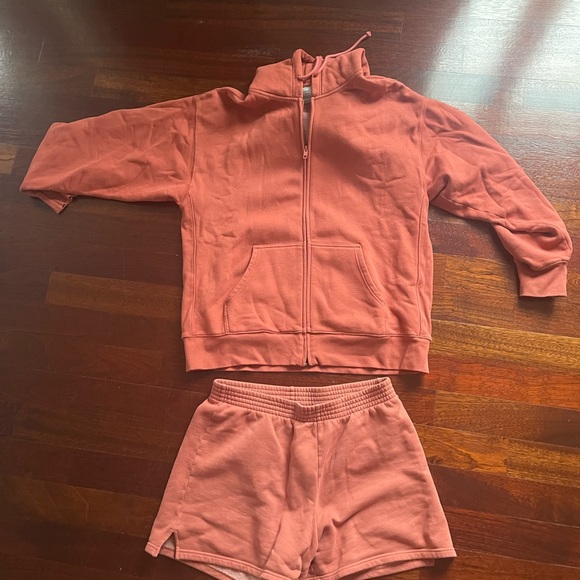 Aritzia zip up and 5’ shorts both size large in perfect condition - Picture 4 of 4